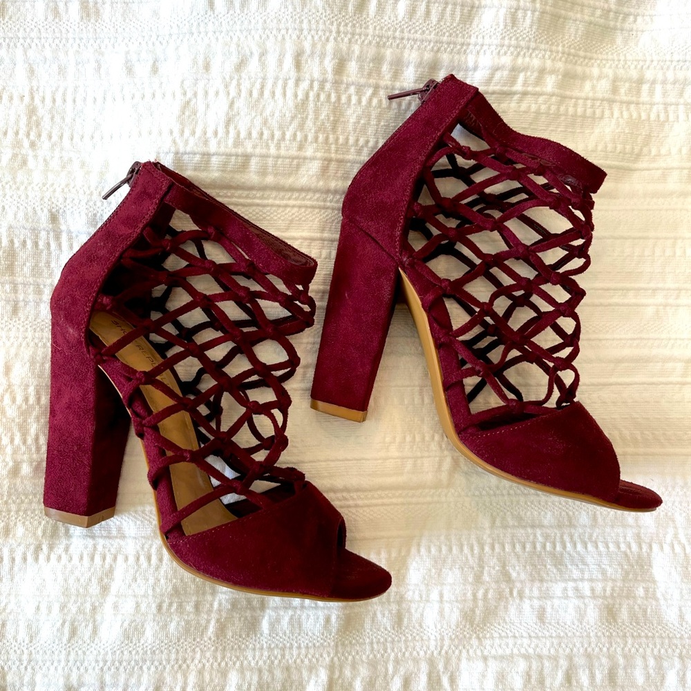 Burgundy cage, block heeled sandal. Size 6. Worn 3x’s & in good condition!
